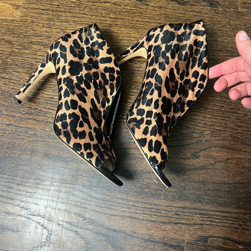 Jessica Simpson heeled leopard print booties with wired front cutout 9.5